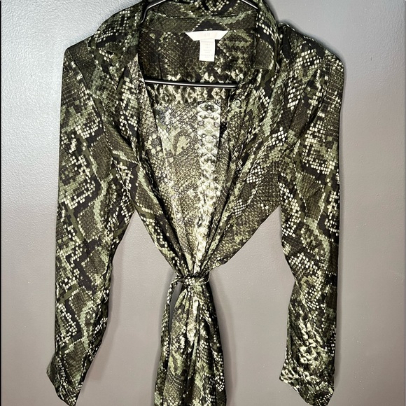 H&M Tops - Green snake print long sleeve blouse with tie